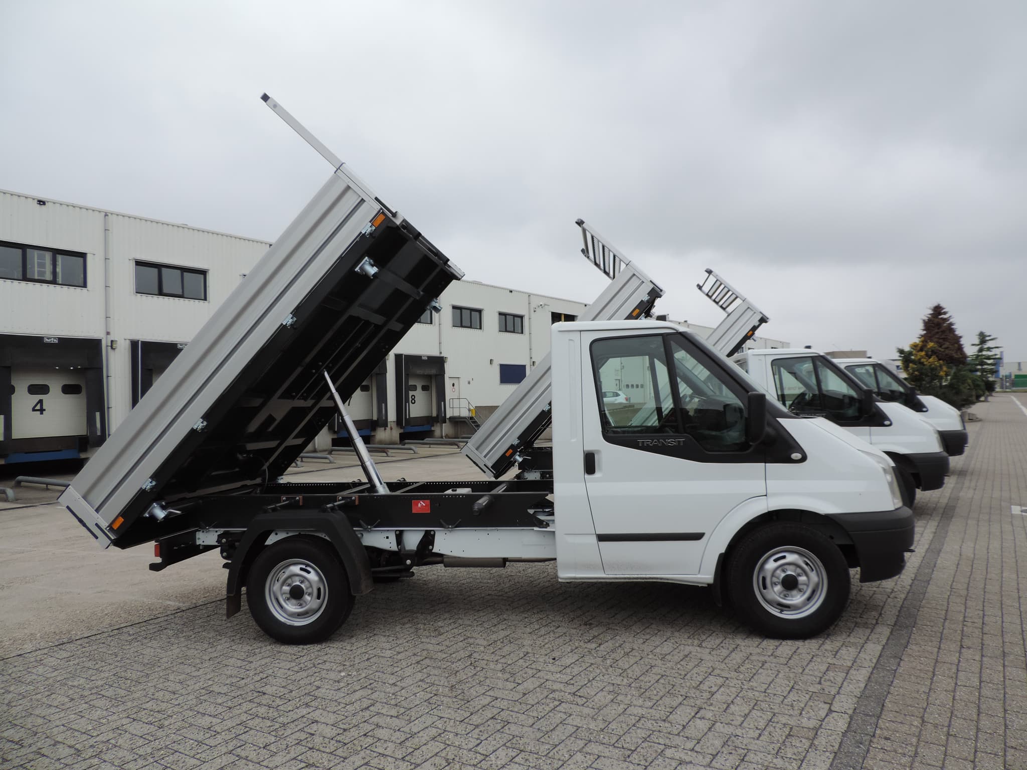 Wywrotki Henschel na podwoziach aut dostawczych