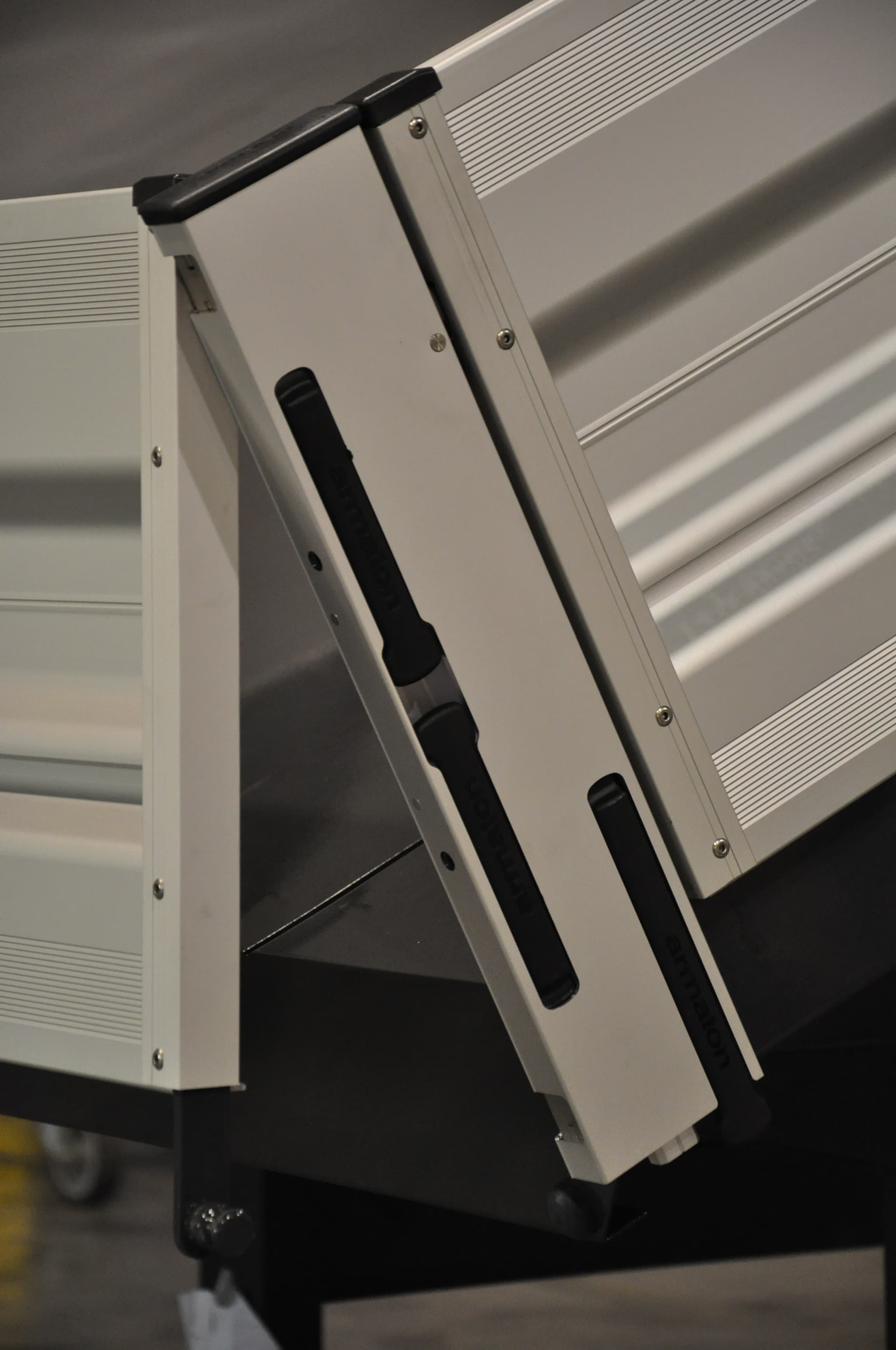 System Armaton 4000 – słupek burt, widok z boku