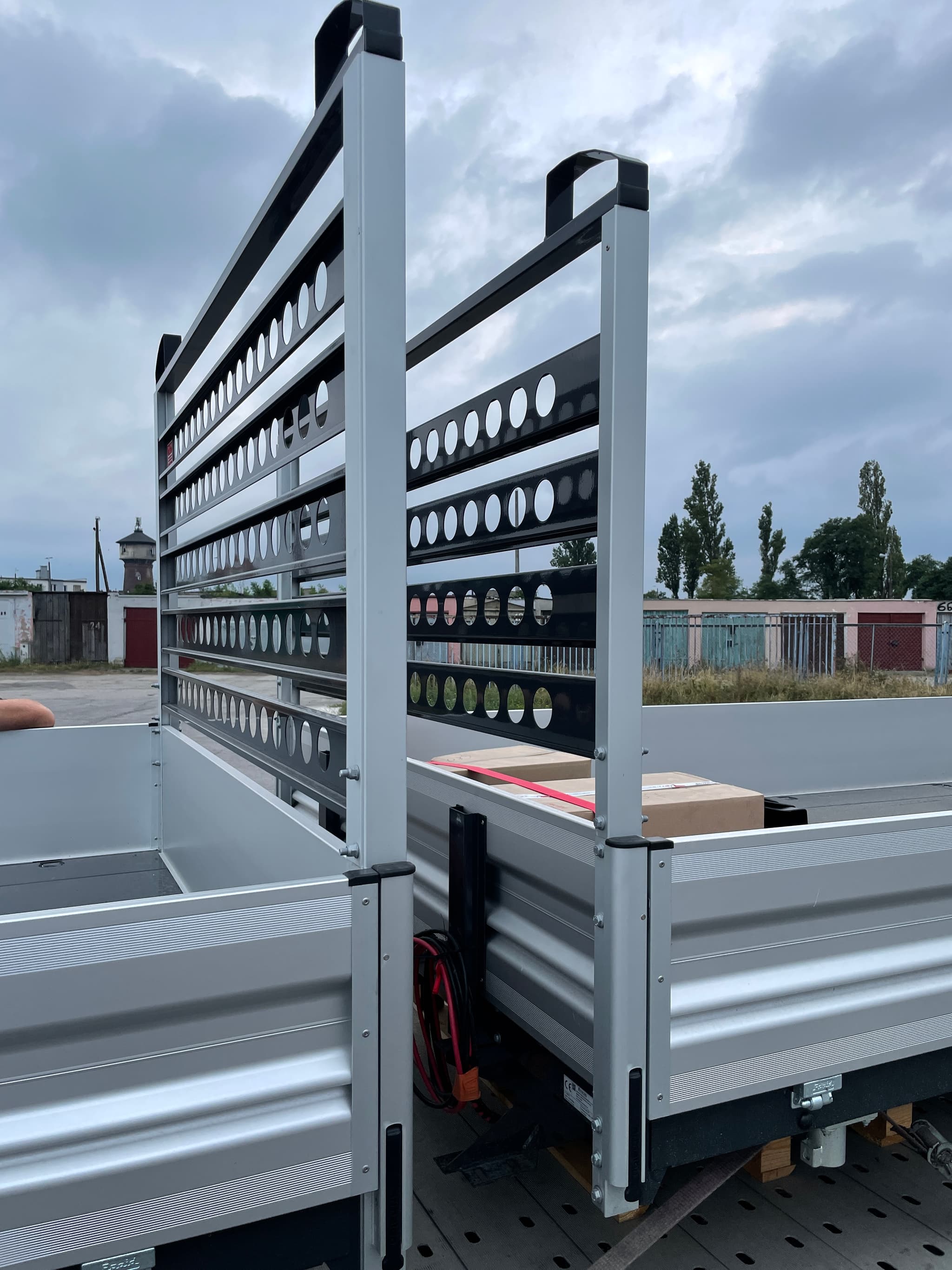 Osłona kabiny na pojeździe