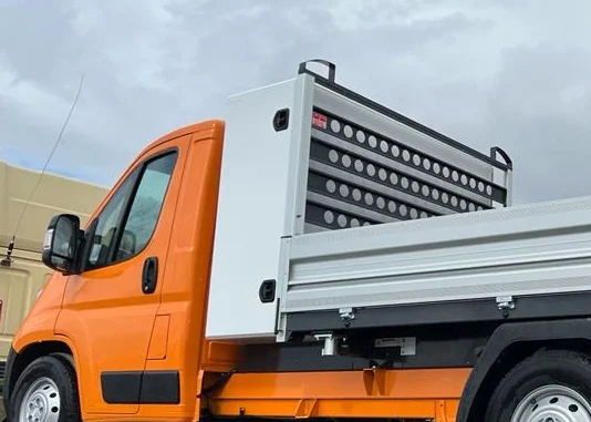 Kontener narzędziowy zakabinowy